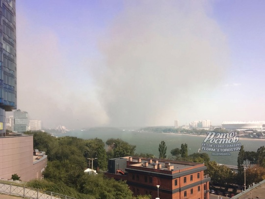 📷 Апокалиптичное небо над Ростовом. Дымом заволакивает центр, Западный, Нахичевань,..