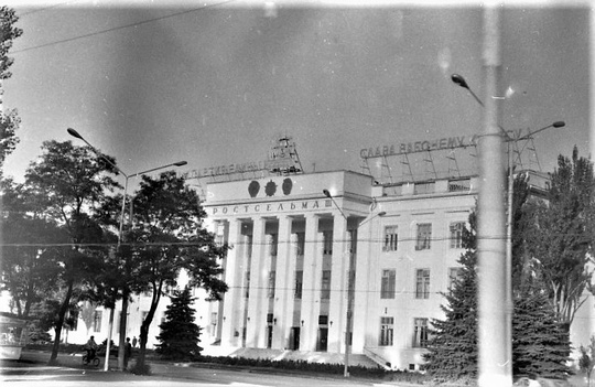 Ростов и область из окна поезда «Грозный — Москва». Сентябрь 1980. 

За кадры спасибо нашему..