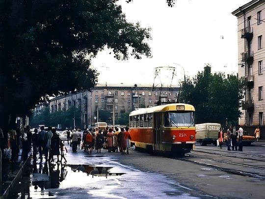 Великолепная архивная фотография 1981 года — трамвайная остановка «Центральный рынок» на улице Советской..