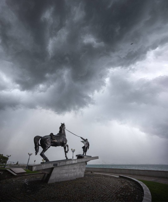 Гроза в Цемесской бухте Новороссийска.

Фото: Максим..