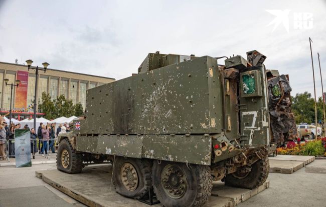 Военные трофеи с Украины можно увидеть на площади Пименова в Новосибирске

Здесь пулемёт Браунинга,..