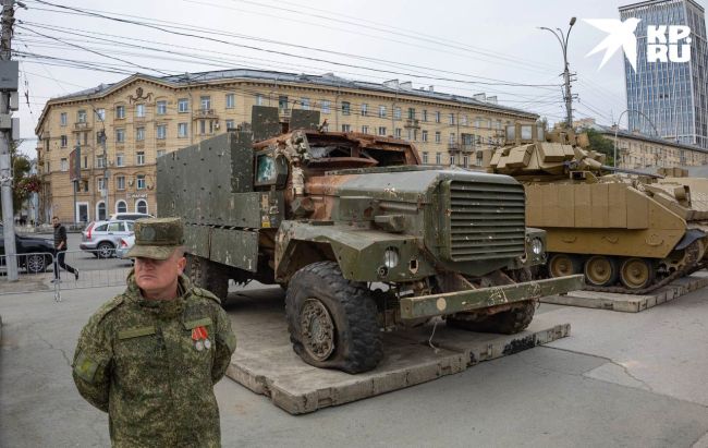 Военные трофеи с Украины можно увидеть на площади Пименова в Новосибирске

Здесь пулемёт Браунинга,..