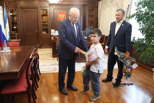 😍В Башкирии мальчик из Кушнаренково помогает больным детям 
 
Девятилетний волонтер Амаль Латыпов продает..