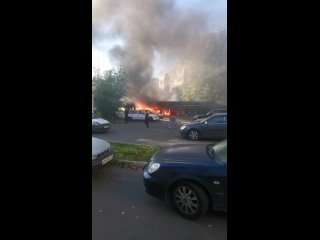 Огнём охвачены мусорные баки во дворе одного из домов на улице..