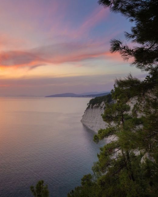 Один из красивейших закатов сентября

📍Голубая бездна

Фото..