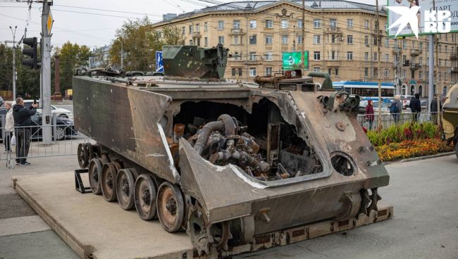 Военные трофеи с Украины можно увидеть на площади Пименова в Новосибирске

Здесь пулемёт Браунинга,..