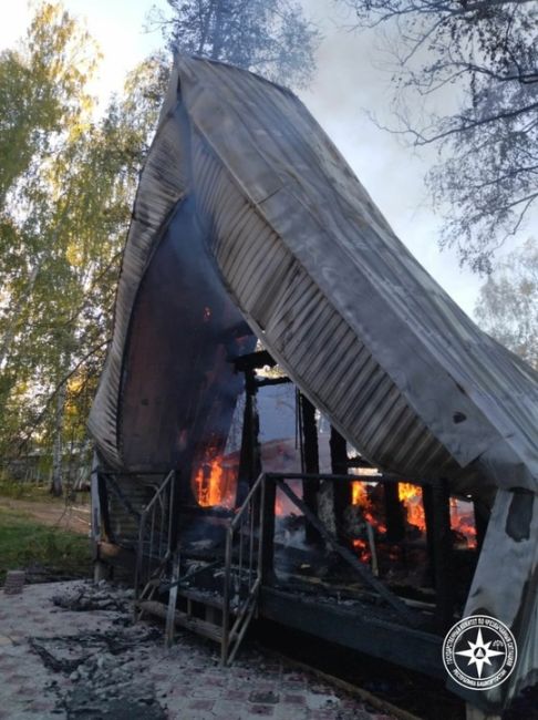 В Башкирии сгорел глэмпинг 
 
Вечером 27 сентября загорелся гостевой дом на базе отдыха «Алмаз» в селе..