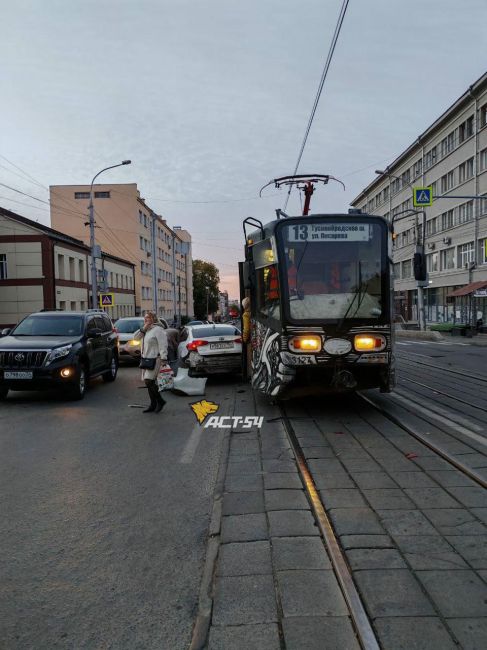 Легендарный трамвай №13 попал в ДТП в Новосибирске 

Авария случилась на пересечении Коммунистической и..