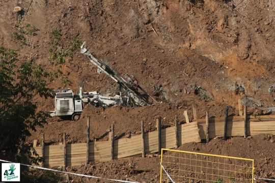 🏗🌳🚜 
 
Что происходит в Почаинском овраге? 
 
Перед зданием "Сердца Нижнего" на левой бровке оврага уже..