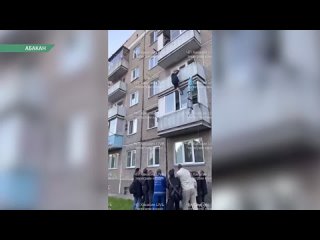 В Абакане прохожие спасли женщину, которая повисла на балконе. 

Женщина была пьяна и утверждала, что..