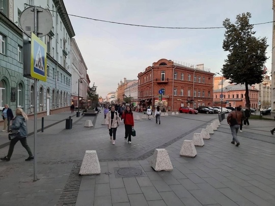 ❗️Поездки по Большой Покровской теперь запрещены

У здания Госбанка установили бетонные ограничители,..