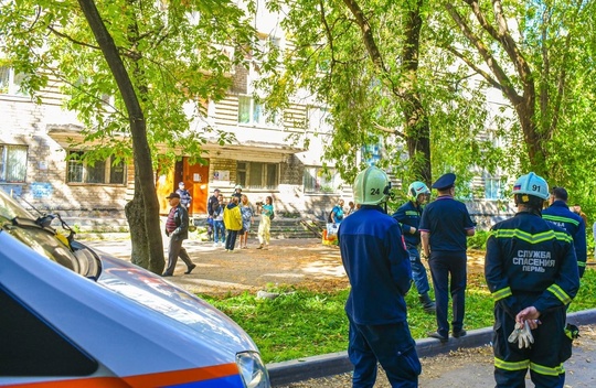 На месте ЧП в доме по улице Клары Цеткин оказывается необходимая помощь жителям, работают 9 единиц техники и..