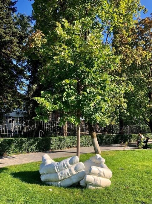 На кадрах памятник, посвящённый врачам, в городе Аксай рядом с центральной районной больницей на проспекте..