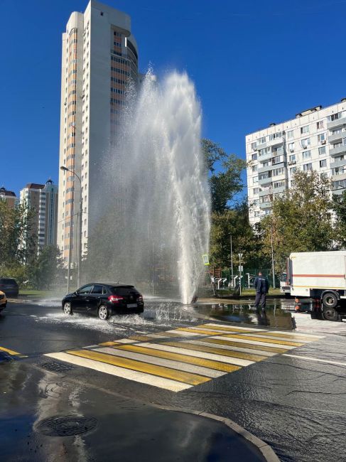 По новой программе Собянина "Фонтан в каждый двор" новый арт-объект появился в Лефортово. Потрачено 100500..