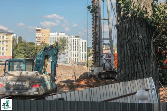 🏗🌳🚜 
 
Что происходит в Почаинском овраге? 
 
Перед зданием "Сердца Нижнего" на левой бровке оврага уже..