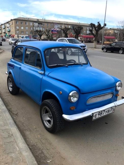 Посмотрите, какая прикольная машинка была замечена на улицах Камышина! 🚙🤘

Хотели бы прокатиться на этой..