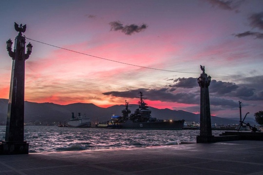 Такой сегодня был рассвет в Новороссийске 🌅 

Фото..