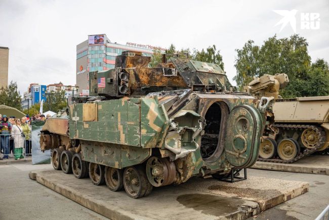 Военные трофеи с Украины можно увидеть на площади Пименова в Новосибирске

Здесь пулемёт Браунинга,..