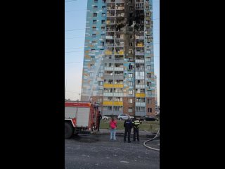 😡 Беспилотники врезались в два жилых дома в Раменском Московской области. Момент попал на видео. Погиб 1..