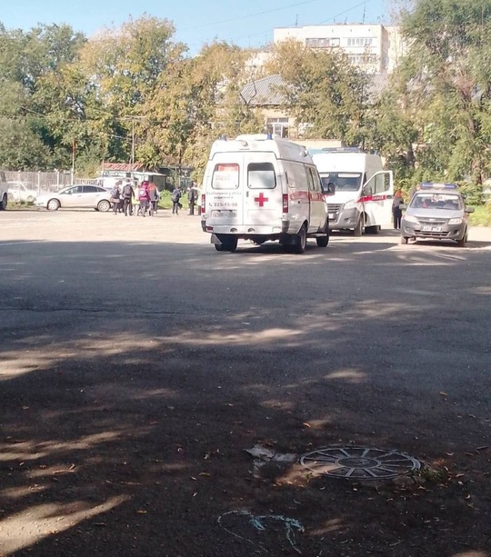 В Челябинске школьник напал на учеников и педагогов.

Сегодня примерно в 9 утра семиклассник напал на уроке..