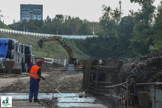 🏗🌳🚜 
 
Что происходит в Почаинском овраге? 
 
Перед зданием "Сердца Нижнего" на левой бровке оврага уже..