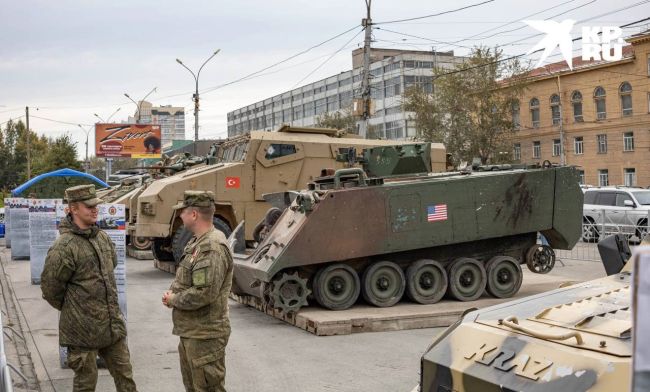 Военные трофеи с Украины можно увидеть на площади Пименова в Новосибирске

Здесь пулемёт Браунинга,..