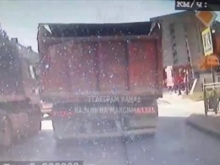 Появилось видео момента страшного ДТП на улице Клары Цеткин, где мужчину разорвало пополам 

По словам..