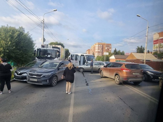 На улице Герцена в районе 20-й Северной массовое ДТП.

Полоса в направлении центра полностью перекрыта для..