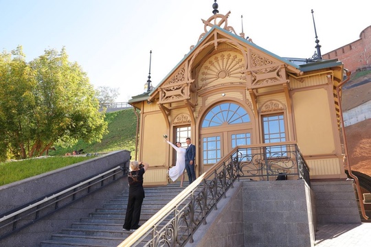 💍 Кремлевский фуникулер сегодня популярен и у молодоженов! Сразу три пары зарегистрировали брак на верхней..