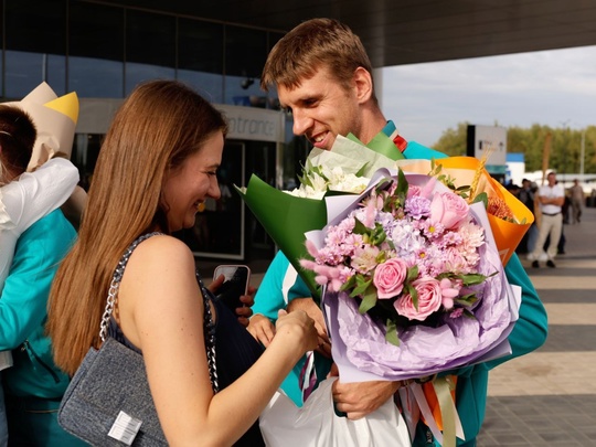 🗣Вот так в нижегородском аэропорту встречали наших паралимпийцев - легкоатлетов Андрея Вдовина и Дмитрия..