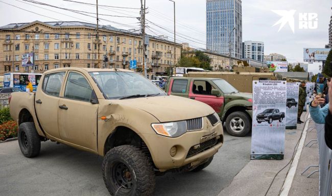 Военные трофеи с Украины можно увидеть на площади Пименова в Новосибирске

Здесь пулемёт Браунинга,..