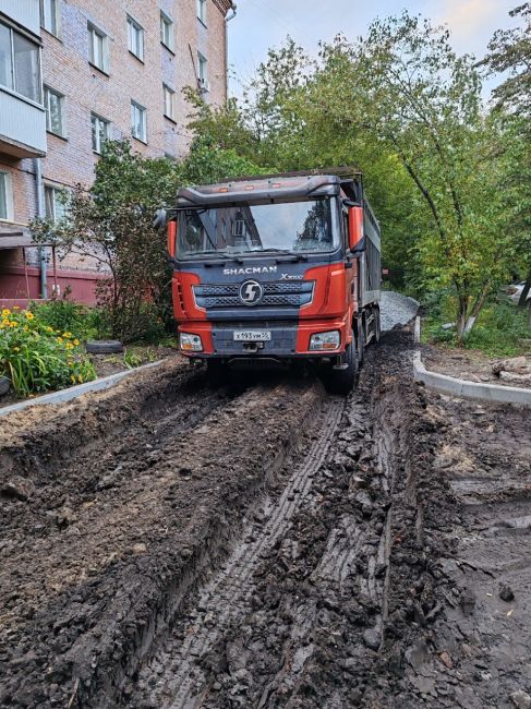 Крик души.
Двор пр.Мира 2Б и 2А. 
 
Вот так выглядит обустройство по проекту "Решают люди". 
 
Всё лето мы живём в..