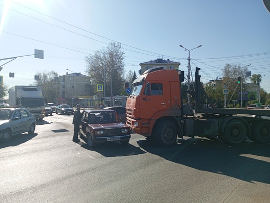 ДТП с Камазом на пересечении 21й Амурской и 33й Северной.

Новости без цензуры (18+) в нашем телеграм-канале..