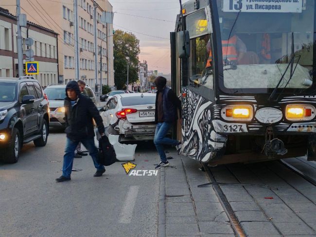 Легендарный трамвай №13 попал в ДТП в Новосибирске 

Авария случилась на пересечении Коммунистической и..