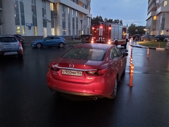 В Дегунино горит ЖК «Селигер Сити». На кадрах с места слышны взрывы, люди спасаются от огня у окон

О..