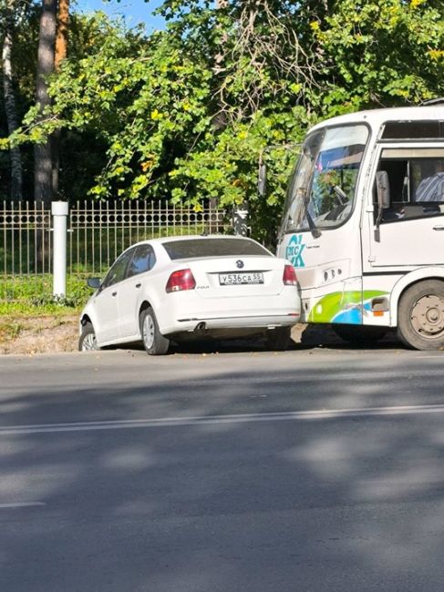 Авария с участием автобуса на Красном пути.

Новости без цензуры (18+) в нашем телеграм-канале..