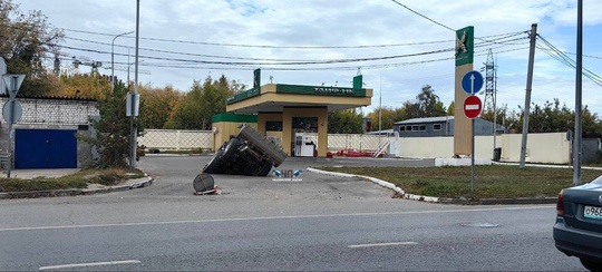 На улице Воровского экскаватор провалился в..