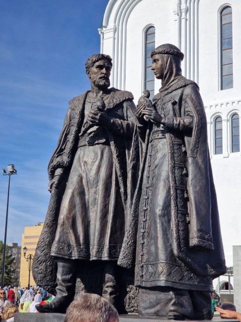 ☦️Вчера в Дзержинске торжественно открыли памятник Петру и Февронии. 

Монумент расположился на территории..