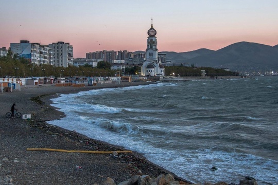 Такой сегодня был рассвет в Новороссийске 🌅 

Фото..