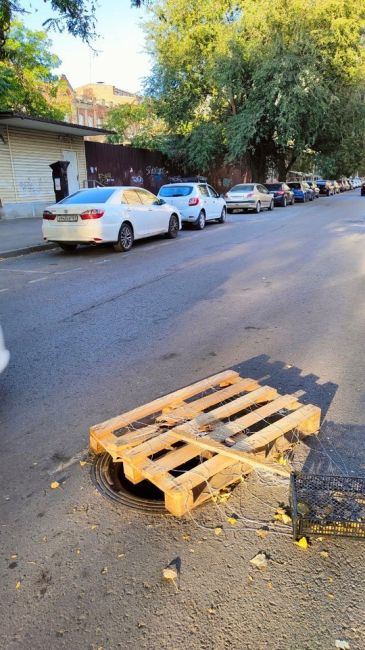 В Ростове появился воришка люков. По всему городу встречаются вот такие..