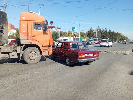 ДТП с Камазом на пересечении 21й Амурской и 33й Северной.

Новости без цензуры (18+) в нашем телеграм-канале..