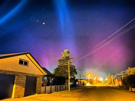 ✨ 😍Яркое северное сияние накрыло Россию — всё из-за магнитой бури,

Северная сказка в разных уголках..