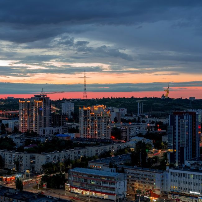 Волшебное закатное небо над городом-героем, окрашенное в цвета российского триколора, в объективе..