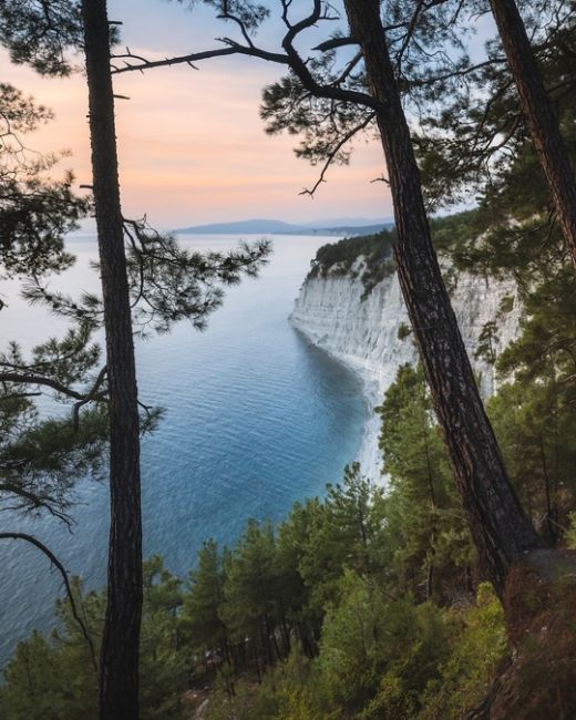 Один из красивейших закатов сентября

📍Голубая бездна

Фото..