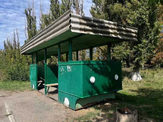 Старая советская автобусная остановка, сделанная в 
форме трамвая🚃

Такое вот чудо, нам удалось обнаружить..