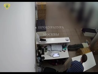 Сотрудник одного из ПВЗ в Москве жестоко избил пенсионера.

На видео видно, что он несколько раз ударил..