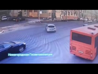 Момент смертельной аварии с участием мотоциклиста на Белинского. 

Судя по видео, Opel при повороте налево не..