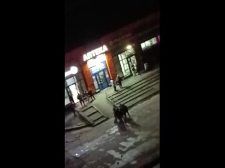 На Твардовского 22/3 каждую ночь приезжают подростки на машинах и устраивают тусовку.

Местные жители не могут..