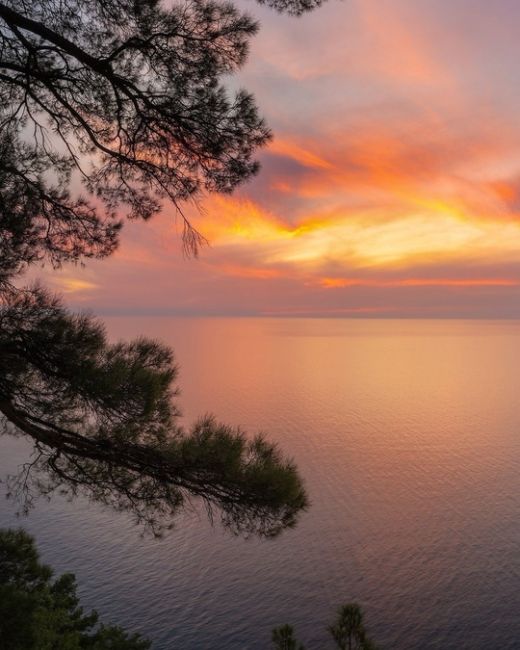 Один из красивейших закатов сентября

📍Голубая бездна

Фото..