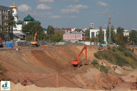 🏗🌳🚜 
 
Что происходит в Почаинском овраге? 
 
Перед зданием "Сердца Нижнего" на левой бровке оврага уже..